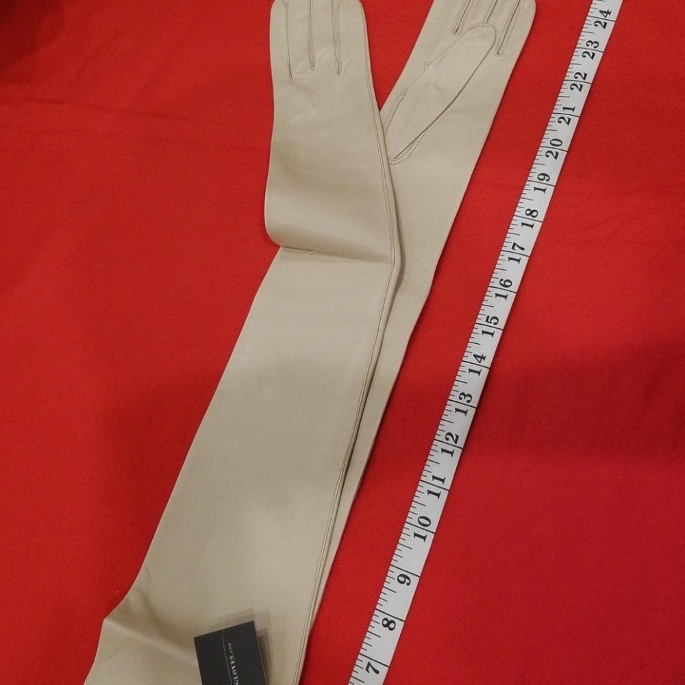 Jacqueline Gloves by Dorothy Gaspar - Picture 3 of 4